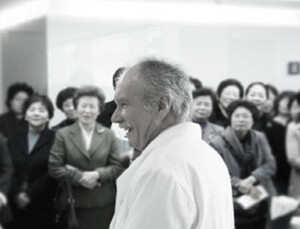 통증과 부작용 없는 레이저 치료로 황반변성 예방