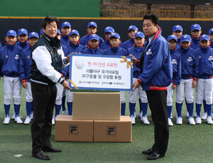 동국제약, 리틀야구 국가대표팀 야구용품·구급함 등 후원
