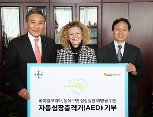 바이엘, 동작구에 자동심장충격기 기부…심장질환 예방 민관 협력