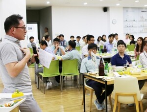 대웅제약 윤재승 회장 “경영일선 사퇴”…회장직 사퇴 관심