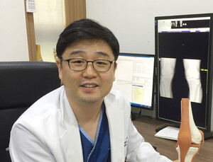 [진료실에서] 퇴행성 관절염도 50세 전 조기진단 단계별 치료해야