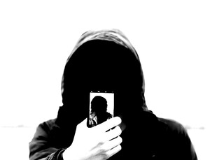 수십명 여성 상습 ‘몰카’ 찍은 제약사 대표 아들, 항소심서 감형