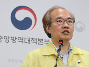정부 “간접흡연도 감염 우려… 숨 내뿜을 때 코로나 바이러스 많이 배출”