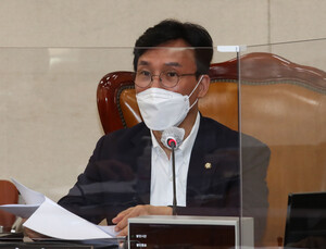 18년 만에 국회 재입성한 김민석 의원,  국회 보건복지위원장에 선출