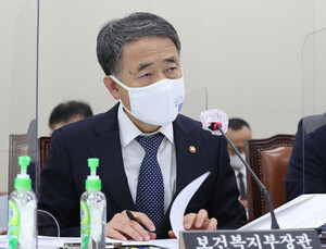 복지부 “이르면 국산 코로나19 치료제 연말부터 사용”