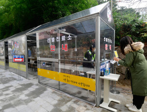 확진자 10명 중 3명은 2030...