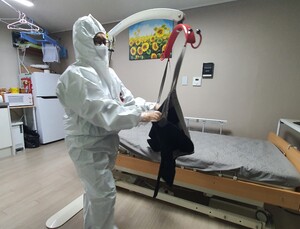 '거동 불가' 장애인 확진자, 홀로 방치...'긴급돌봄서비스' 는 거짓이었나