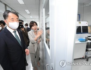 박능후, GC녹십자 찾아가 “코로나19 혈장치료제 개발 기대”