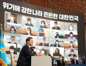 [신년 회견] “백신빨리 도입… 11월이면 ‘집단면역’ 형성”