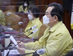 정총리 “거리두기 조정 신중히 결정… 대유행 전조일 수도”