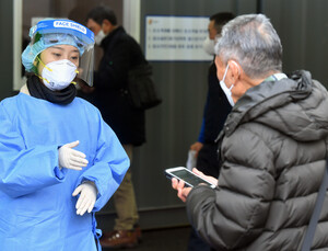 코로나19 사망자 1500명 넘어…성별보다 나이 영향 커