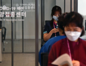 백신 접종 이상 반응 156건, 모두 경증…“한 달 뒤 안전성 평가하겠다”