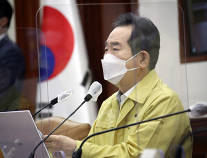 정총리 “일상회복 체감하려면 백신여권 도입 필요… 이번 달 내 인증앱 개통”