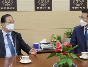 이필수 의협 회장 당선인, 김대업 약사회 회장과 면담