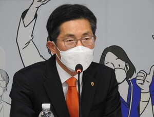이필수 의협 회장 당선인, 취임날 코로나19 백신 접종