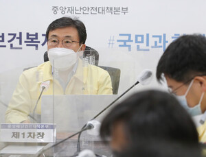 권덕철 장관 “백신 접종 후 이상반응 관리 강화… 피해 충분히 보상”