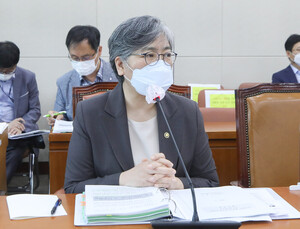 사업주에 ‘백신 유급휴가비’ 지원 법안… 복지위 통과