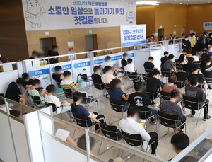 코로나 백신 1차 접종 2000만명 돌파… 이상반응 11만7762건