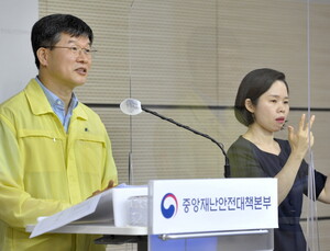 거리두기 2주 더 연장… 3단계도 ‘직계가족 모임’ 예외 적용 없다