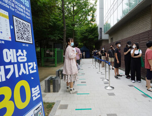 코로나19 신규확진 1190명… 국민 70% 백신 접종완료