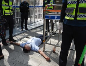 광복절, 보수단체 곳곳서 1인 시위… 길바닥에 드러눕기까지