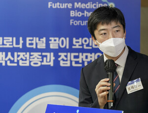 “내달까지 백신+거리두기 유지하면 ‘위드코로나’ 가능”