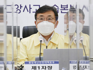 권덕철 “코로나19, 당초 예측한 것보다 빠른 속도로 일상회복 위협”