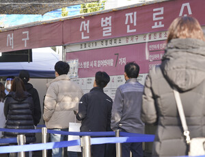 “오미크론, 백신 종류 관계 없이 3차 접종 완료하면 80% 예방”