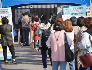 코로나 위중증환자 1063명 '역대 최다'…신규확진 7546명