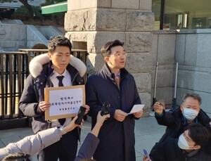 “방역패스는 차별·징벌 수단”...헌재로 간 고3