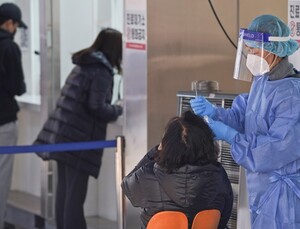 '코로나 먹는 치료제' 도입…고위험군 우선 처방 가능성 ↑