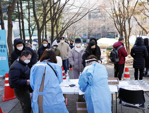 政 “신속항원검사, 확진자 발견 돕고 있다”