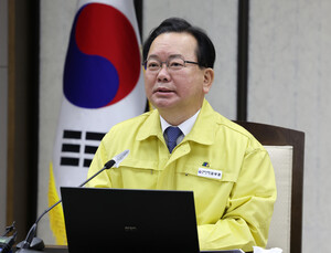 코로나19 확진된 김부겸 총리 “함께 잘 이겨냅시다”