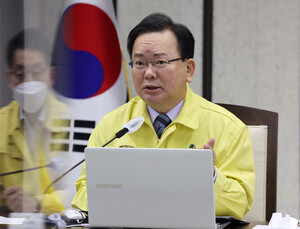 김 총리 “‘1급’ 코로나19 감염병 등급, 조정 논의할 때”