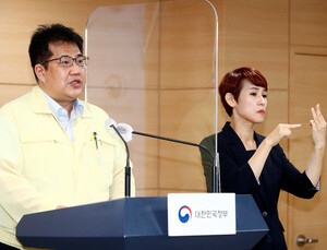 6월부터 코로나19 검사·진료·처방 ‘한날에’  