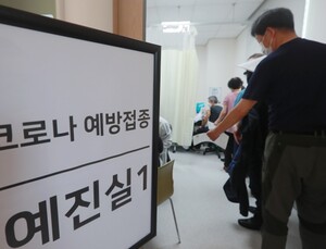 ‘4차 접종’ 확대 가닥… 시민들 “맞아도 걸려” 회의론 