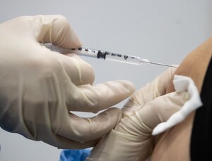 백신 맞고 코로나 걸리면 합병증 위험↓…23만명 살펴보니