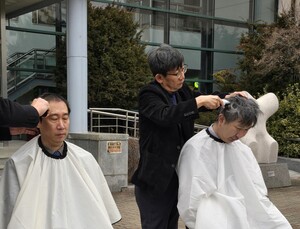 “일방적 증원 반대” 의대 교수들 삭발 감행