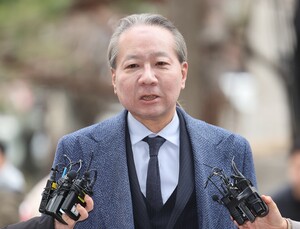 ‘전공의 집단사직 공모’ 혐의 의협 주수호 경찰 소환조사