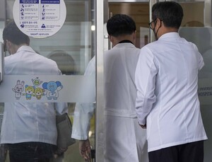 교수 집단사직 조짐에…정부 “의료법 근거 각종 명령 검토”
