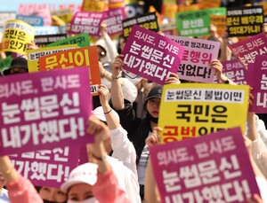 의사도 ‘非의료인 눈썹문신’ 부작용 발생 의문…합법화 언제쯤