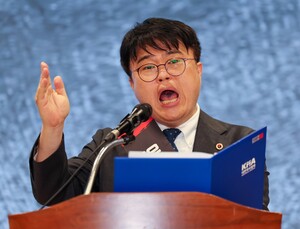 “이 여자 제정신입니까” 총파업 앞두고 원색 비난 이어가는 의협