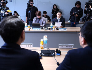 “전공의들, 의료계엄 겪었다”…의료계-민주당, 대화 첫 물꼬 
