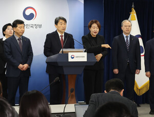 백기 든 정부, 반발하는 의료계·환자…의대생은 ‘요지부동’
