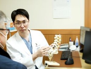 허리 뒤로 젖히니 ‘찌릿’ 통증, 등산 후 심하다면 디스크 아닌 ‘이것’
