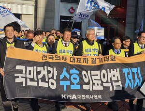 국회 앞에 모인 의사들…“정치권, 의료계 목소리 들어야”