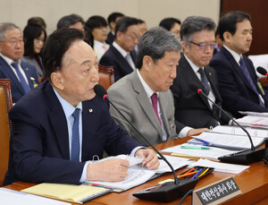 복지부, 전 회장 인종차별 발언 방치 적십자사 ‘기관 경고’