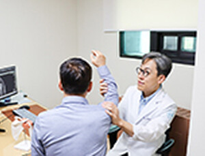 현대인의 어깨 10년 빨리 늙는다… 40대에 오십견 앓는 이유