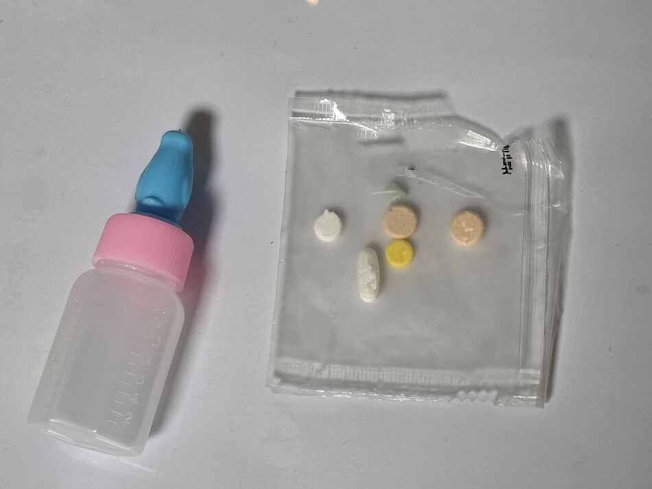 소아용 시럽병과 약이 담긴 약포지. 이찬종 기자