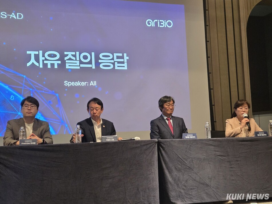 성수현 아리바이오 공동대표가 18일 기자간담회에서 기자의 질의에 답하고 있다. 신대현 기자